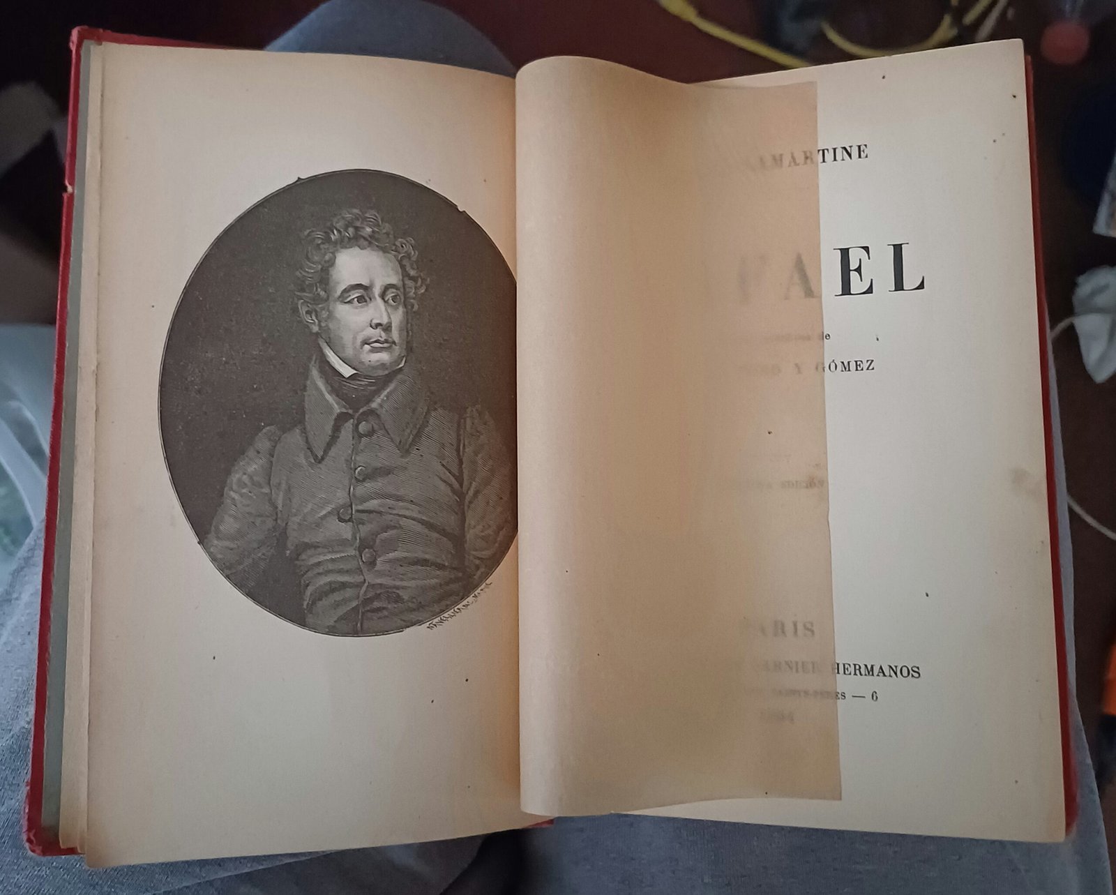 Imatge de llibres antics que il·lustra l'anunci del catàleg inaugural.